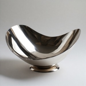 Plateau en aluminium martelé TranquilTray avec cadre design à surface rayonnante Dessous lisse et présence royale pour les installations de restauration - Product Image 6