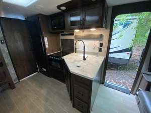 Autocaravana usada F-o-r-e-s-t R-i-v-e-r RV Cherokee G-r-e-y W-o-l-f 23MK del 2021, lista para vender. - Product Image 6