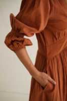 Mode féminine populaire personnalisé manches bouffantes fête printemps boutons avec poches Sexy Maxi robes col en v longues manches bouffantes Maxi