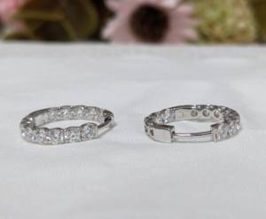 Boucles d'oreilles créoles en or blanc massif 10 carats avec diamant de laboratoire rond de 1,60 carat, cadeau d'anniversaire pour femme, bijoux en or blanc - Product Image 4