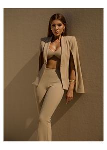 Conjunto de Blazer Tipo Capa, Top y Pantalones Acampanados Beige para Mujer, Elegante Traje de Tres Piezas - Product Image 1