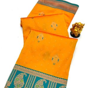 Sari en soie Banarasi pure de qualité supérieure avec un élégant motif tissé Zari et une collection de saris en soie Banarasi douce avec un pallu riche - Product Image 1