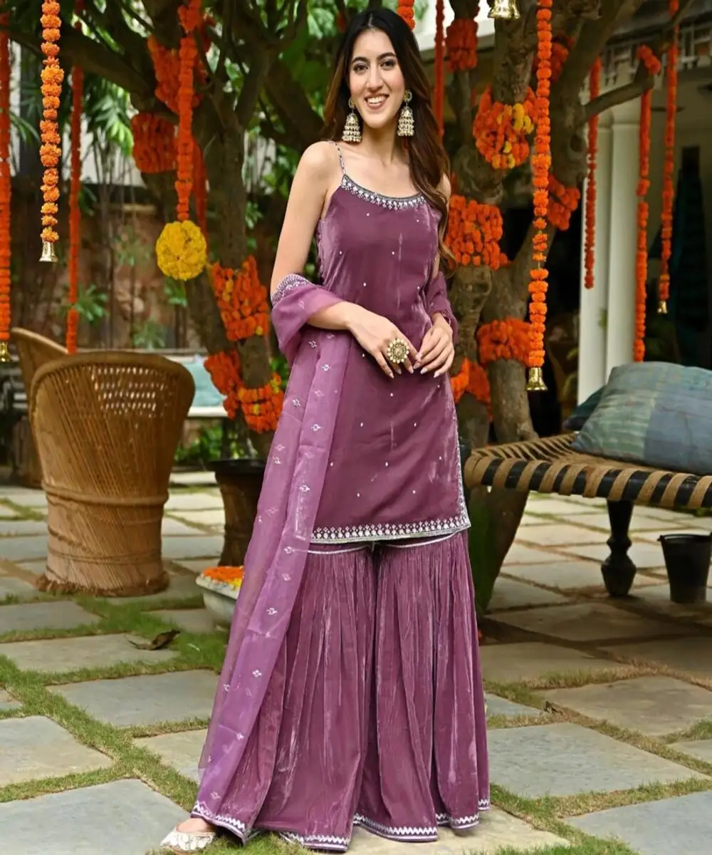 Magnifique robe de réception en soie Sana: faites une grande entrée dans notre magnifique robe en soie Sana, conçue pour voler