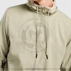 เสื้อแจ็คเก็ตกันลมแบบมีโลโก้สั่งทำพิเศษ ระดับพรีเมียม สำหรับทุกเพศ ระบายอากาศได้ดี คุณภาพสูง เหมาะสำหรับออกกำลังกาย ฝึกซ้อม กันน้ำ ลายพรางแบบต่อผ้า - Product Image 3