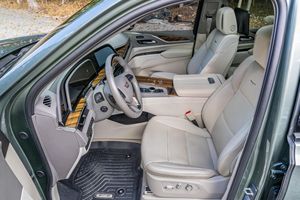 2023 CA-DI-LL-A-C Escalade 4.W.D Sport Platinum, Bajo Kilometraje, Caja de Cambios Automática, Volante a la Izquierda, Gasolina/Eléctrico - Product Image 2