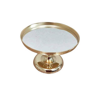 Soporte de pastel de metal chapado en oro de diseño real Soporte de pastel de fiesta de boda moderno redondeado de la mejor calidad - Product Image 1