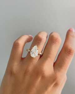 แหวนเพชร CZ ทรงลูกแพร์9X13มม. ประดับด้วยหินทรงกลม - Product Image 2