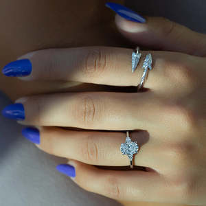 Anillo de compromiso de tres piedras de moissanita de corte ovalado elegante y duradero Categoría de producto premium - Product Image 1