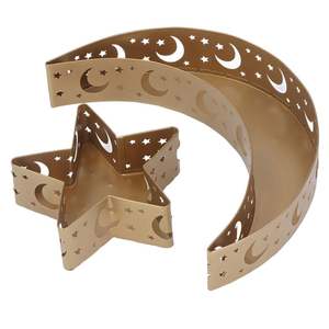Plateau en métal doré design pour le Ramadan avec attrait de luxe adapté aux repas de fête spéciaux et aux arrangements de l'iftar - Product Image 1