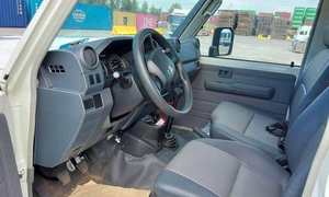 TOYOTA Land Cruiser 78 Usata con Basso Chilometraggio, Tetto in Metallo, Motore Diesel 6.1-8L, Cambio Automatico, Pneumatici R21, Auto Usata Pronta per la Spedizione Mondiale - Product Image 2