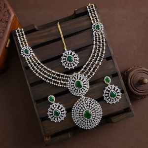 Conjunto de collar indio real de diamante americano de alta calidad con joyería amigable con la piel Maang Tikka perfecta para bodas y fiestas - Product Image 4