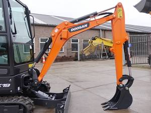 2018 Doosan DX19 Excavadora sobre orugas Nuevo 8-25 Ton Cummins Kawasaki Enerpac KAWASAKI ENERPAC Cajas de cambios Motores Bombas Rodamientos - Product Image 4