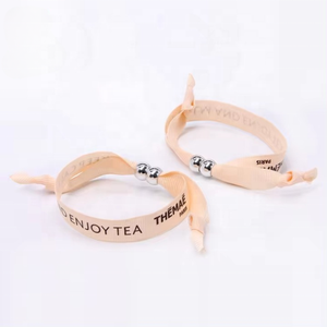 Giá Rẻ Tùy Chỉnh Thời Trang Mang Nhãn Hiệu Vải Vòng Đeo Tay Có Thể Điều Chỉnh Lễ Hội Âm Nhạc Satin Vải Ban Nhạc Cổ Tay Đảng Dệt Vải Dây Đeo Cổ Tay - Product Image 1