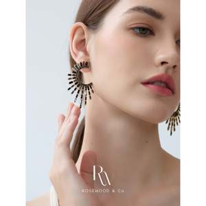 Orecchini a perno massicci placcati oro 14K neri con design astratto geometrico a raggi di sole, regalo di moda - Product Image 5