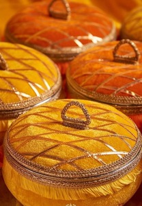 Boîtes à Ladoo en Velours Acier Réutilisables de 250 et 500 Grammes avec Logo Personnalisé Forme Ronde pour les Cadeaux de Mariage et Toutes les Occasions - Product Image 6