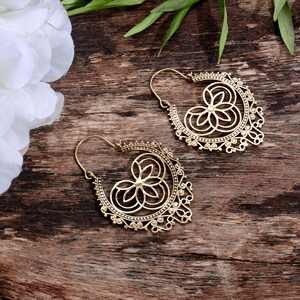 Boucles d'oreilles ethniques en laiton plaqué or Bijoux classiques de fleurs de fête avec anneaux traditionnels pour femmes - Product Image 3