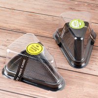 Récipient à gâteau jetable transparent de tranche de triangle avec l'impression de gaufrage pour l'usage industriel à emporter de boulangerie dans l'industrie alimentaire