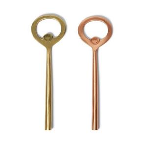 Abridor de botellas de metal de tamaño compacto, ideal para cocinas minimalistas y espacios de almacenamiento pequeños. - Product Image 2