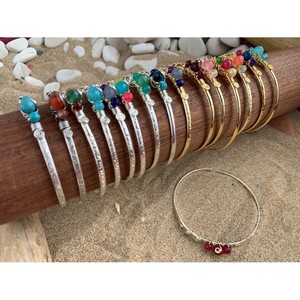 Bracelets élégants plaqués or et argent avec détails en fil et pierres précieuses colorées, tendance et très demandés pour la revente - Product Image 4