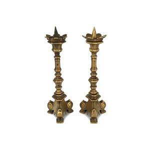 Ensemble de bougeoirs en laiton vintage, paire de bougeoirs gothiques et Shish, petits bougeoirs debout, petit décor debout - Product Image 1