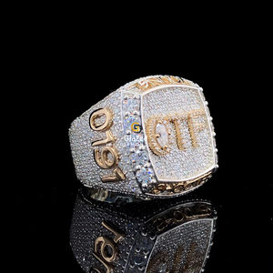 La bague de style Hip Hop en argent sterling 925 avec des diamants Moissanite étincelants respire l'élégance et le style dans la clarté VVS - Product Image 3