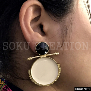 Clous d'oreilles en onyx noir naturel de haute qualité faits à la main avec des bijoux en laiton à la mode pour les fournisseurs de gros - Product Image 4