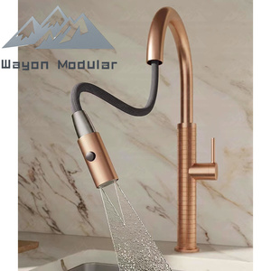 <span class=keywords><strong>Grifo</strong></span> de <span class=keywords><strong>Cocina</strong></span> Extraíble de Lujo en Oro Rosa Cepillado con Caño Giratorio de Arco Alto y Diseño de Manija Moleteada - Product Image 3