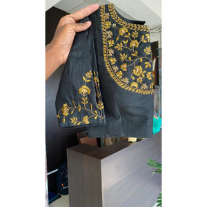 Saree de diseñador con blusa con adornos de cristal para una apariencia de noche glamorosa - Product Image 5