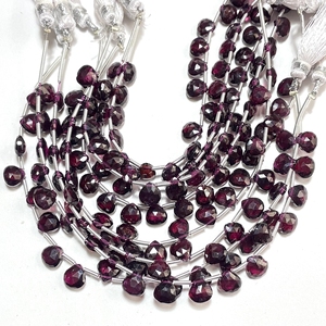 Perles Briolette en forme de coeur à facettes en gros grenat rouge naturel 7-7.5MM 6 pouces perceuse latérale pour la fabrication de bijoux détaillant meilleur - Product Image 1