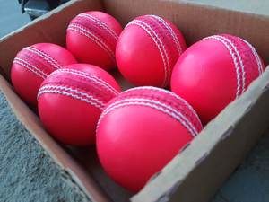 Balle dure de cricket rose 134g personnalisable haute performance avec logos et tailles personnalisés - Product Image 5