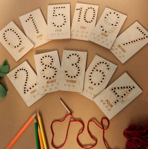 Cartes de mathématiques et de chiffres en bois antique Jouet éducatif poli avec trous dans une boîte décorative | VIET FARGIMEX - Product Image 1