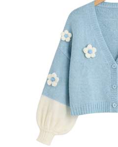 Fabricación de suéteres tipo cárdigan de punto azul cielo personalizados para mujer con apliques de flores, cuello en V, botones al frente, estilo lindo para el invierno. - Product Image 3