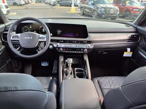 Kia Telluride SX-Prestige X-Line AWD 2025 Usada Blanca con Techo Panorámico, Arranque Remoto, Asientos de Cuero y Tercera Fila de Asientos - Product Image 3