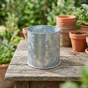 Pot de fleurs en métal galvanisé avec finition rustique idéal pour les plantes d'intérieur ou l'extérieur, le jardin, le patio et la ferme. - Product Image 3