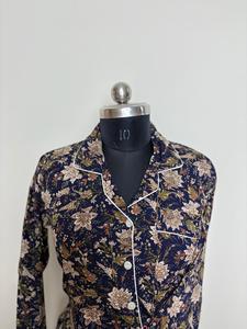 Camisa de algodón con estampado floral azul marino para mujer, elegante camisa de manga larga con botones, azul oscuro con flor Beige - Product Image 2