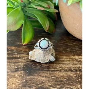 Bague en argent sterling avec opale blanche naturelle de coupe ovale, bijoux géométriques Navajo pour un usage quotidien - Product Image 1