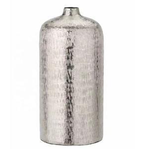 Vase en aluminium argenté brossé moderne Vase à fleurs en métal décoratif de table moderne parfait pour la décoration de la maison, du bureau ou du salon - Product Image 6
