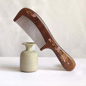 Peine de Madera de Sándalo Natural para Salón de Belleza, Diseño de Bolsillo, Logotipo Personalizado Impreso, Patrones Grabados, Artesanía Hecha a Mano en Forma de Media Luna - Product Image 3