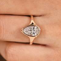 Cincin Pertunangan Berlian Buatan Laboratorium Potongan Pear dengan Setting Solitaire Tiga Cakar, Warna E, Kejernihan VS1, Bersertifikat IGI