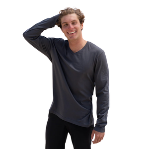 Camiseta de Manga Larga para Hombre, Color Gris Oscuro, 100% Algodón Orgánico de Lujo, Cuello en V, Preencogida, Certificada por GOTS, Premium, Transpirable - Product Image 4
