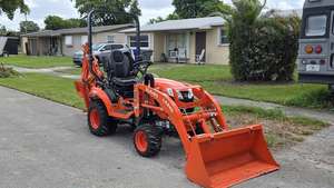 Tracteur utilitaire Kubota BX23S avec chargeur et pelle arrière, diesel, 4x4, faible kilométrage, qualité supérieure, idéal pour l'agriculture, la construction et l'aménagement paysager - Product Image 6