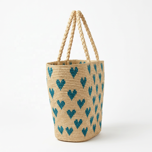 Bolso de Hombro de Rafia Hecho a Mano con Patrón de Corazones, Bolso Tote de Paja con Parte Superior Abierta y Dos Asas, Bolso de Verano para Mujer - Product Image 3