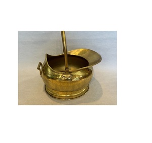 Cubo decorativo de carbón de latón de estilo antiguo para mantener el carbón listo para usar junto a estufas de leña en hogares inspirados en el patrimonio - Product Image 3