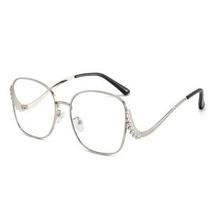 Gafas de sol para fiestas con montura metálica, sensación exclusiva y premium, construcción sólida que garantiza su integridad incluso durante el uso activo. - Product Image 4