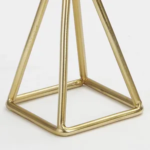 Pot de bougie en béton au design unique avec chandelier conique en métal pour les célébrations de la Saint-Valentin et des anniversaires - Product Image 3