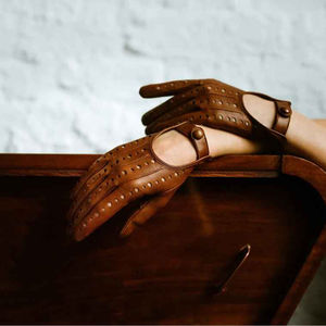 Gants de conduite en cuir fabriqués à la main légers et respirants pour les sports d'hiver et les activités de motocycliste d'été - Product Image 1