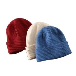 Automne 2025 personnalisé Satin soie doublé bonnet chapeau avec broderie Logo point motif bonnets chaud acrylique tricoté casquettes pour unisexe - Product Image 1