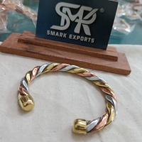Bracelet torsadé en cuivre tricolore, ajustable, manchette ouverte, fait main, finition polie, artisanat traditionnel léger et solide pour hommes et femmes