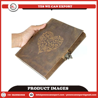 Carnet de notes en cuir véritable de qualité supérieure, cousu main, style vintage, avec embossage lune et pentagramme, orné de pierres.