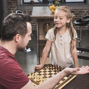 หมากรุกไม้เนื้อแข็งที่ไม่ซ้ำกันแบบมีแม่เหล็กพับได้หมากรุกไม้ผู้ผลิตและส่งออกผลิตโดยโลหะจากต่างประเทศ - Product Image 3